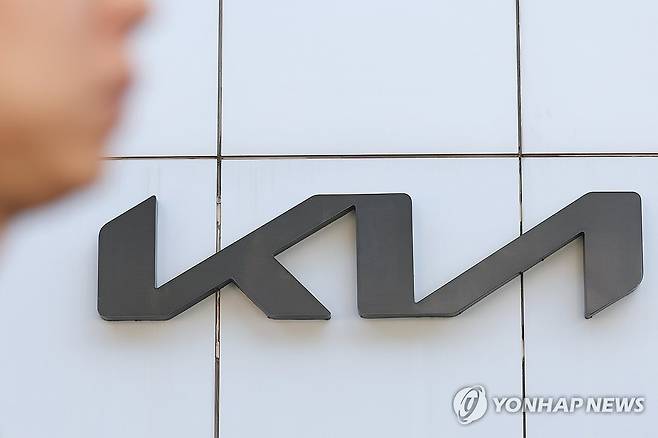 기아, 1분기 실적 발표 (서울=연합뉴스) 강민지 기자 = 기아가 24일 1분기 실적을 발표했다. 사진은 이날 서울의 한 기아 판매점 모습.  2026.4.24 mjkang@yna.co.kr