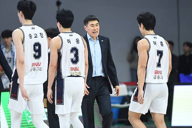 이상민 감독과 KCC 선수들 [KBL 제공. 재판매 및 DB 금지]