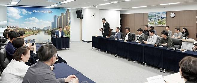 ▲ 신상진(가운데) 성남시장이 25일 시청 제1회의실에서 '분당 물량제한해제 비상대책위원회'와 차담회를 갖고 있다. /사진제공=성남시