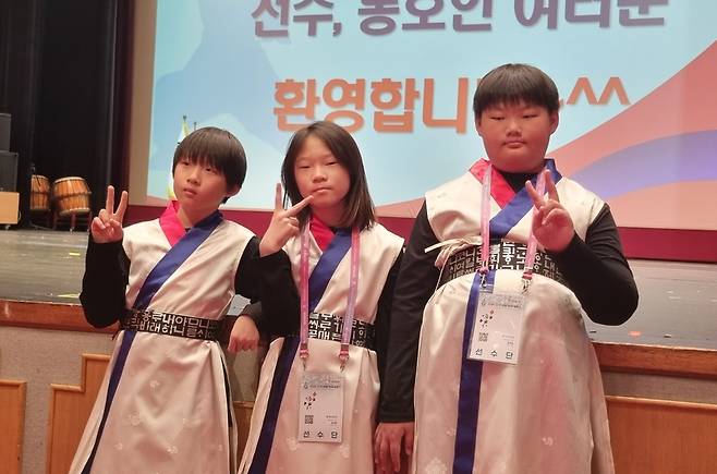 2026 전국생활체육대축전 국학기공 18세 이하부 단체전에 출전한 송우리·푸른·하늘 세 쌍둥이들이 경기 전 기념사진을 찍고 있다. <이천 호법초 제공>
