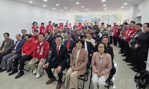 ◇정광열 국민의힘 춘천시장 후보는 25일 춘천시 퇴계로 선거사무소에서 김진태 도지사 후보, 강대규 국민의힘 춘천갑 조직위원장 등이 참석한 가운데 선거사무소 개소식을 열었다.