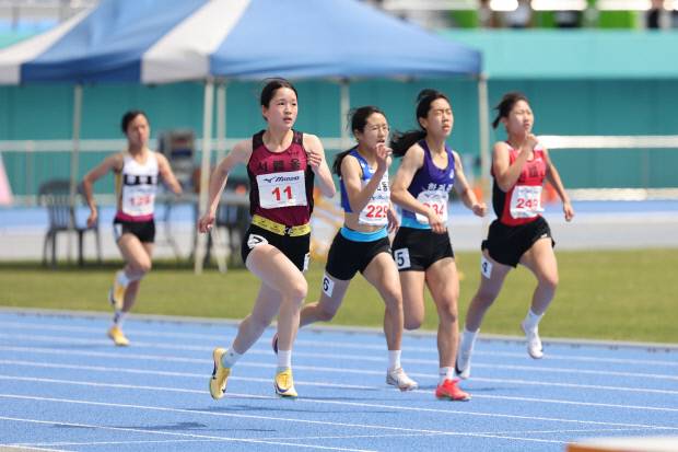 제55회 춘계 전국 중·고 육상경기대회 여자 중학부 100m 결승에서 선수들이 결승선을 향해 달리고 있다. 예천군 제공.