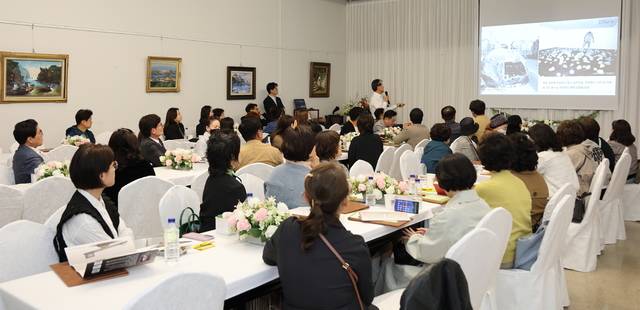 대구 남구문화원이 '대구의 문화' 재정립을 위해 새로 시작한 DG 컬쳐아카데미에서 대구가 남긴 신화 박현기의 작품을 설명하고 있다. 대구 남구문화원 제공.