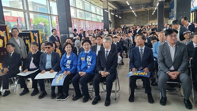 김대중 교육감 예비후보(오른쪽 4번째)가 민형배 시장후보(오른쪽 3번째)등 지지자들과 'K-교육특별시 만들기' 등의 공약 시청물을 관람하고 있다. /사진=주남현 기자