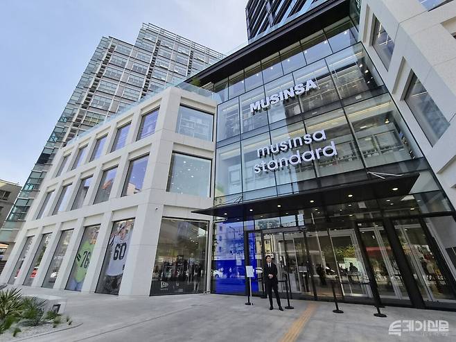 24일 오픈한 무신사 메가스토어의 외관. 지하1층부터 지상4층까지 총 2000평 규모다. ⓒ투데이신문