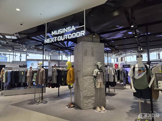 4층 '무신사 넥스트아웃도어' 맞은편에는 '무신사 런'의 러닝화 제품이 함께 배치돼 있다. 별도의 층 이동 없이 아웃도어 의류와 러닝화 제품을 한 공간에서 비교·선택할 수 있다. ⓒ투데이신문