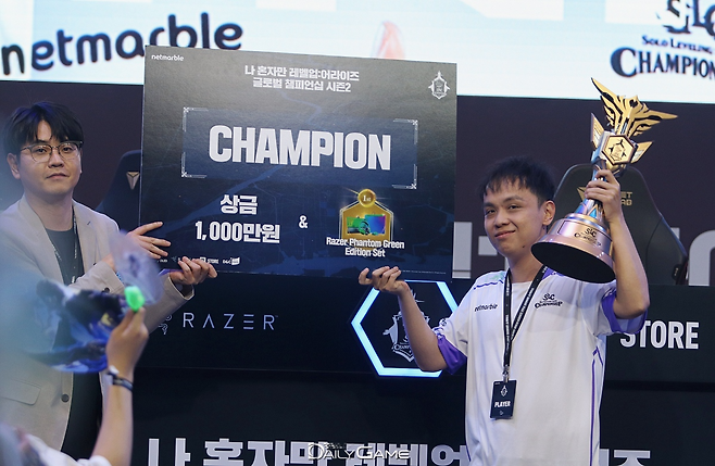 '나 혼자만 레벨업:어라이즈 챔피언십 2026' 우승자 나이트폴(오른쪽)에게 넷마블 이다행 사업본부장이 우승 상금과 부상을 전달했다.