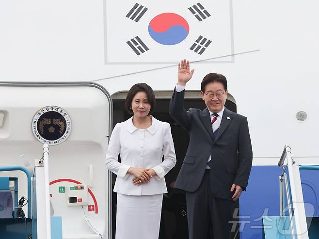 베트남 국빈 방문 공식일정을 마친 이재명 대통령과 김혜경 여사가 24일(현지시간) 하노이 노이바이 국제공항에서 한국행 공군 1호기에 올라 환송객에게 인사하고 있다. ⓒ 뉴스1 이재명 기자