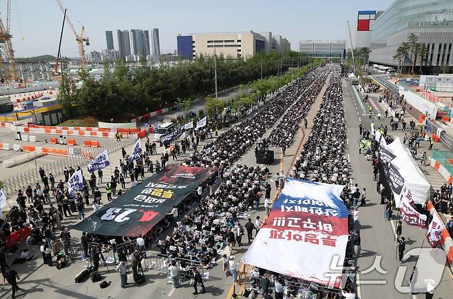 23일 경기 평택시 고덕동 삼성전자 평택캠퍼스에서 열린 삼성전자 노동조합 공동투쟁본부 '4·23 투쟁 결의대회'에서 조합원들이 구호를 외치고 있다. 2026.4.23 ⓒ 뉴스1 김영운 기자