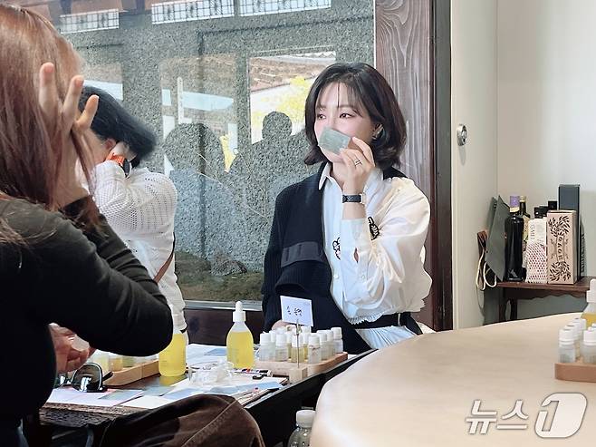 롯데홈쇼핑 '요즘쇼핑 유리네'를 진행하는 배우 이유리도 아로마티카 클래스에 참여해 시향하고 있다. 2026.4.24 ⓒ 뉴스1 박혜연 기자