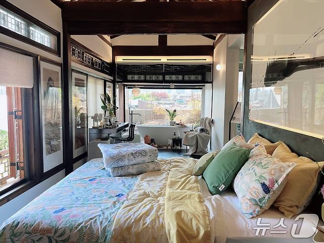 오프라인 쇼룸처럼 구성한 한옥 공간 2026.4.24 ⓒ 뉴스1 박혜연 기자