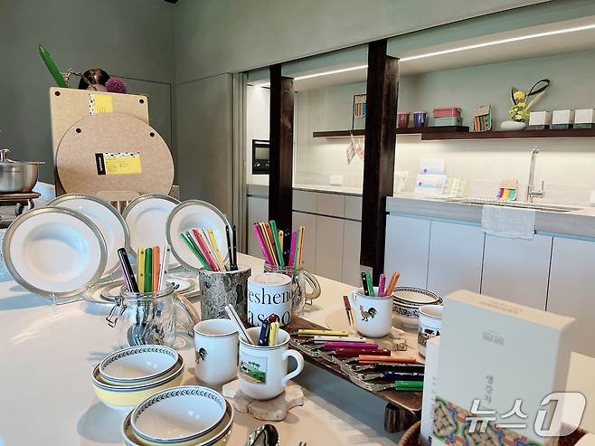 오프라인 쇼룸처럼 구성한 한옥 공간 2026.4.24 ⓒ 뉴스1 박혜연 기자