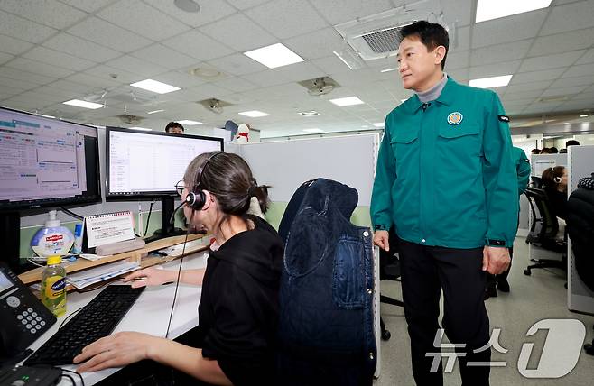 오세훈 서울시장이 서울 동대문구 120다산콜센터를 방문해 현장점검하고 있다. 2026.1.14 ⓒ 뉴스1 이호윤 기자
