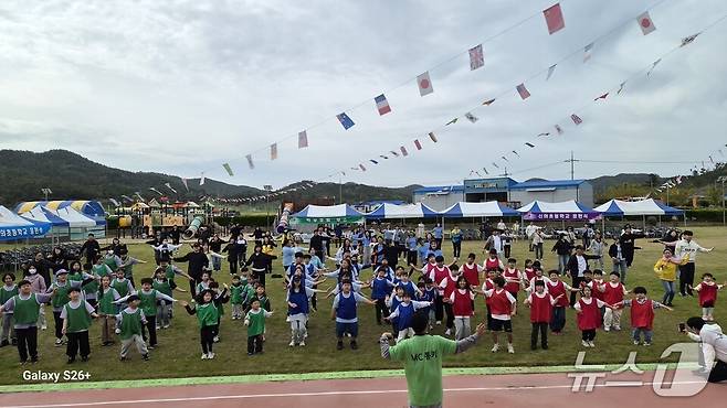 신의초·하의초·장산초 연합 체육대회 개회식 장면(전남교육청 제공, 재판매 및 DB금지)/뉴스1