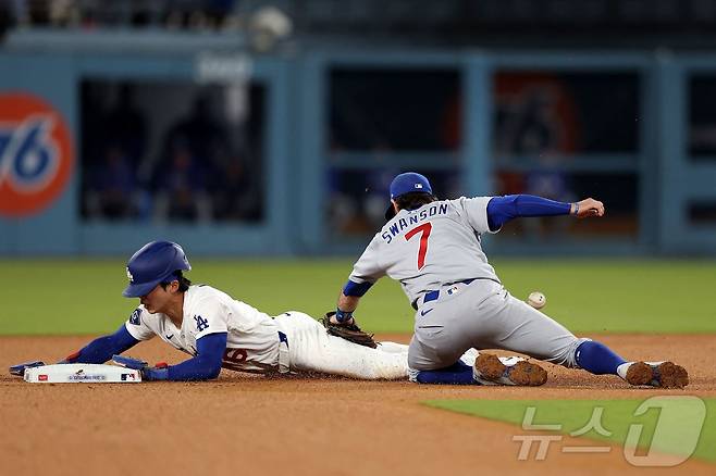 김혜성이 25일(한국시간) 열린 시카고 컵스와의 경기에서 3회말 시즌 5호 도루를 성공시키고 있다. ⓒ AFP=뉴스1