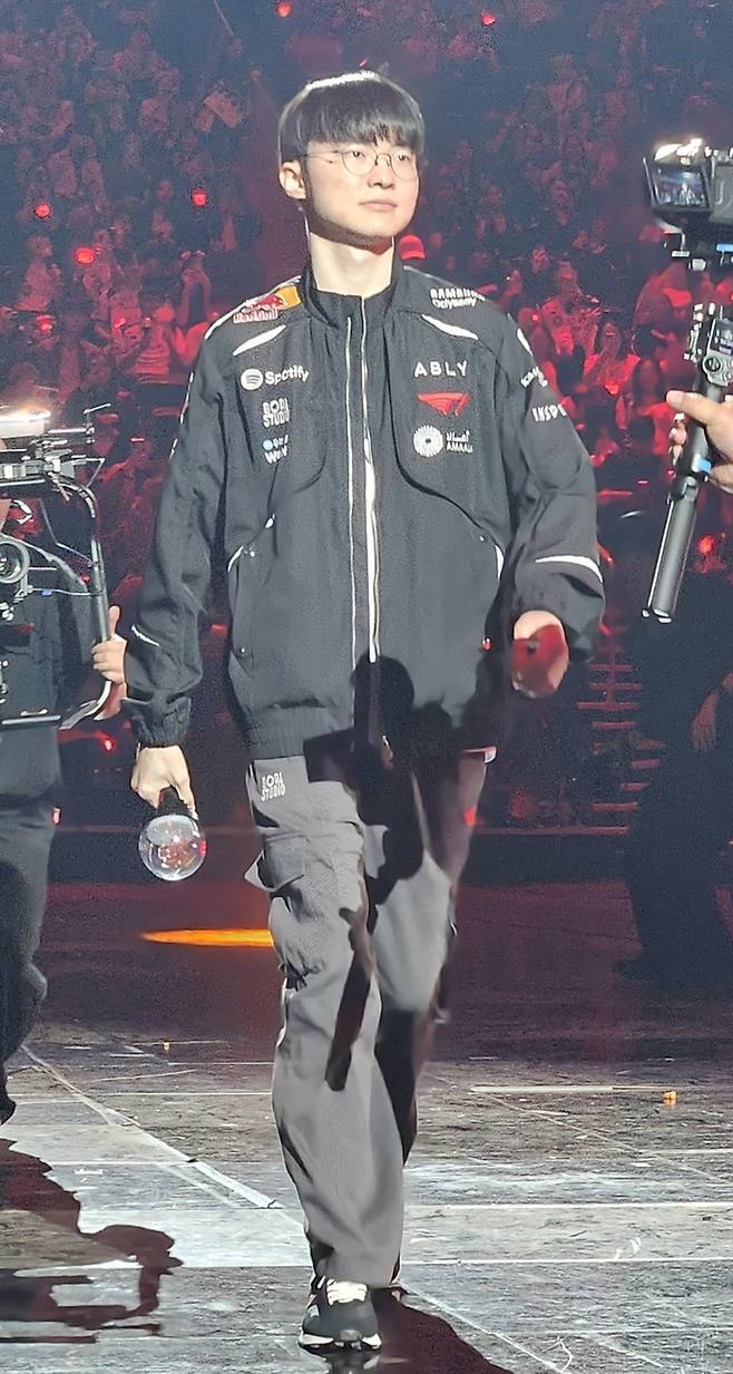T1 ‘페이커’ 이상혁이 25일 인천광역시 인스파이어 아레나에서 열린 2026 리그 오브 레전드 챔피언스 코리아(LCK) 정규시즌 T1 홈그라운드 한진 브리온과 경기에 앞서 입장하고 있다. 인천 | 강윤식 기자 skywalker@sportsseoul.com