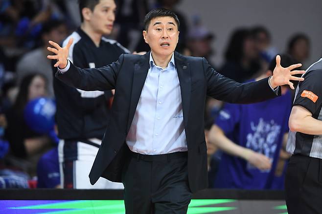 KCC 이상민 감독이 24일 안양정관장아레나에서 열린 2025~2026 LG전자 프로농구 4강 플레이오프 1차전 정관장과 경기에서 선수들에게 지시하고 있다. 사진 | KBL