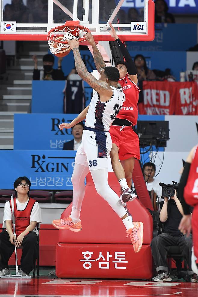 KCC 숀 롱이 24일 안양정관장아레나에서 열린 2025~2026 LG전자 프로농구 4강 플레이오프 1차전 정관장과 경기에서 덩크를 꽂고 있다. 사진 | KBL