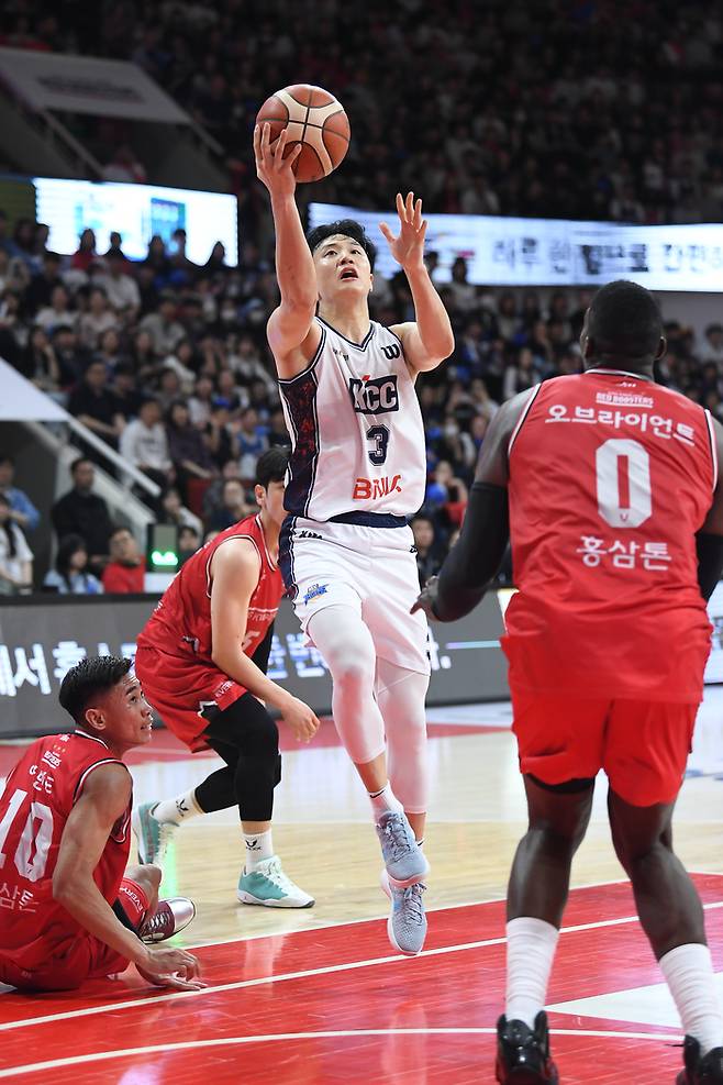 KCC 허웅이 24일 안양정관장아레나에서 열린 2025~2026 LG전자 프로농구 4강 플레이오프 1차전 정관장과 경기에서 레이업슛을 넣고 있다. 사진 | KBL