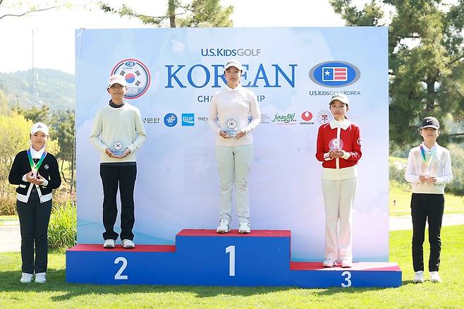 지난 24일 경기 안산 대부도 더헤븐CC에서 '2026 유에스 키즈 골프 코리안 챔피언십(U.S. Kids Golf Korean Championship)' 시상식. 좌측부터 서희재, 지예은, 송수현./사진=더헤븐리조트