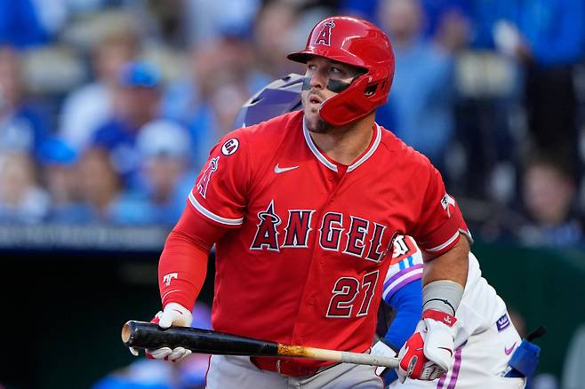 Los Angeles Angels' Mike Trout walks to the dugout after striking out during the fourth inning of a baseball game against the Kansas City Royals, Friday, April 24, 2026, in Kansas City, Mo. (AP Photo/Charlie Riedel)

<저작권자(c) 연합뉴스, 무단 전재-재배포, AI 학습 및 활용 금지>