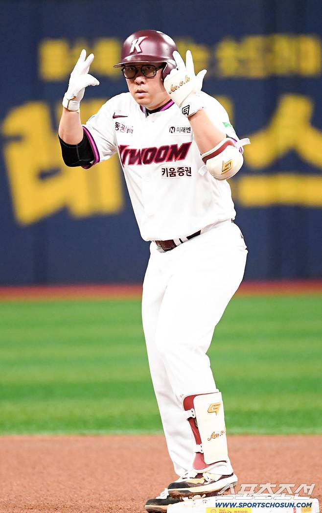 25일 서울 고척스카이돔에서 열린 키움과 삼성의 경기. 키움 안치홍이 안타를 날린 뒤 환호하고 있다. 고척=박재만 기자 pjm@sportschosun.com/2026.04.25/