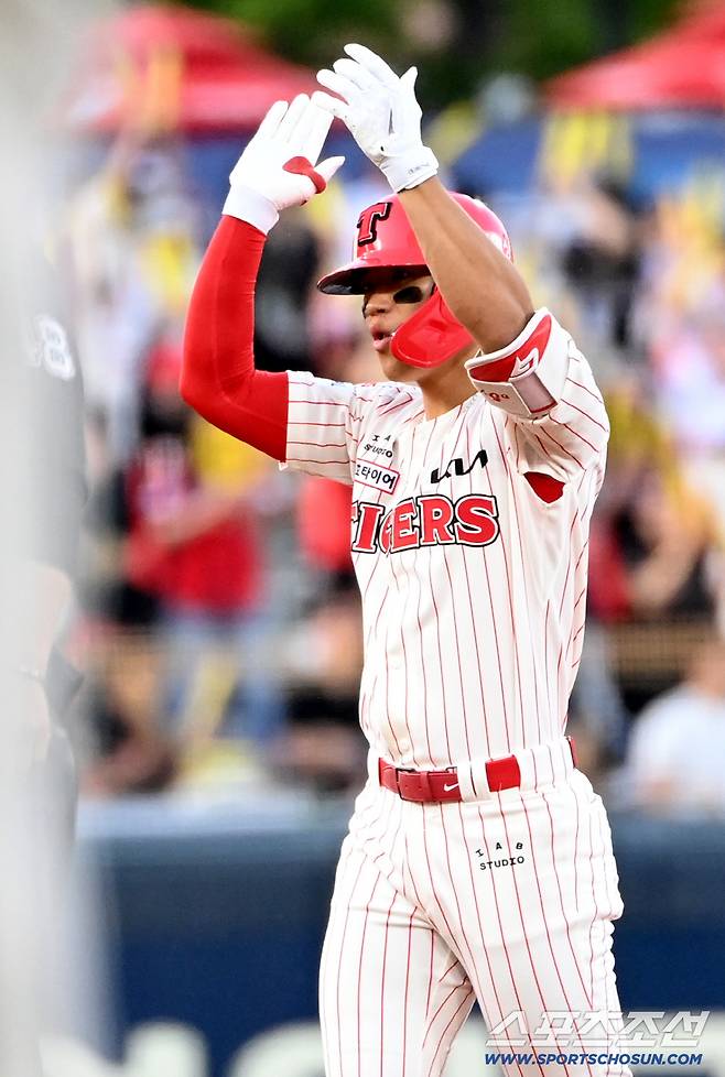 25일 광주KIA챔피언스필드에서 열린 롯데와 KIA의 경기. 5회말 2사 1,3루 김도영이 역전 2타점 2루타를 치고 기뻐하고 있다. 광주=허상욱 기자wook@sportschosun.com/2026.04.25/