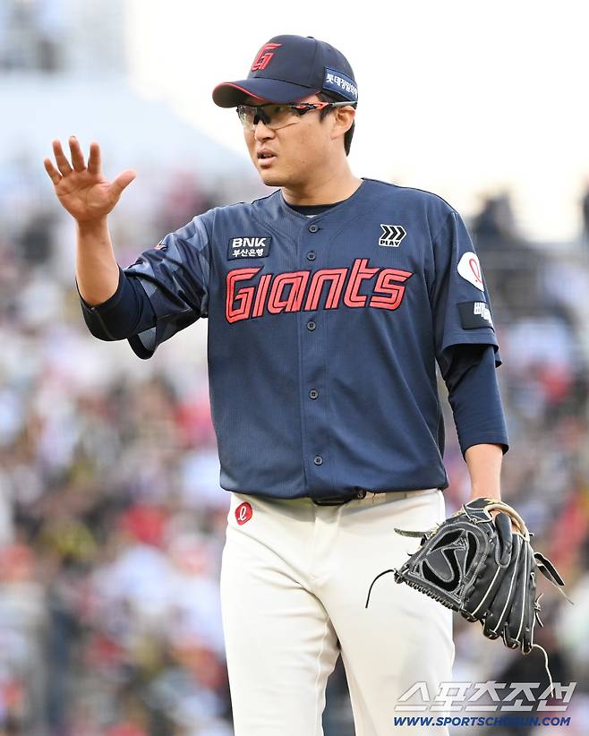 25일 광주KIA챔피언스필드에서 열린 롯데와 KIA의 경기. 4회말 1사 1루 박세웅이 한준수를 병살로 처리해 이닝을 끝낸 뒤 유강남과 이야기를 나누고 있다. 광주=허상욱 기자wook@sportschosun.com/2026.04.25/