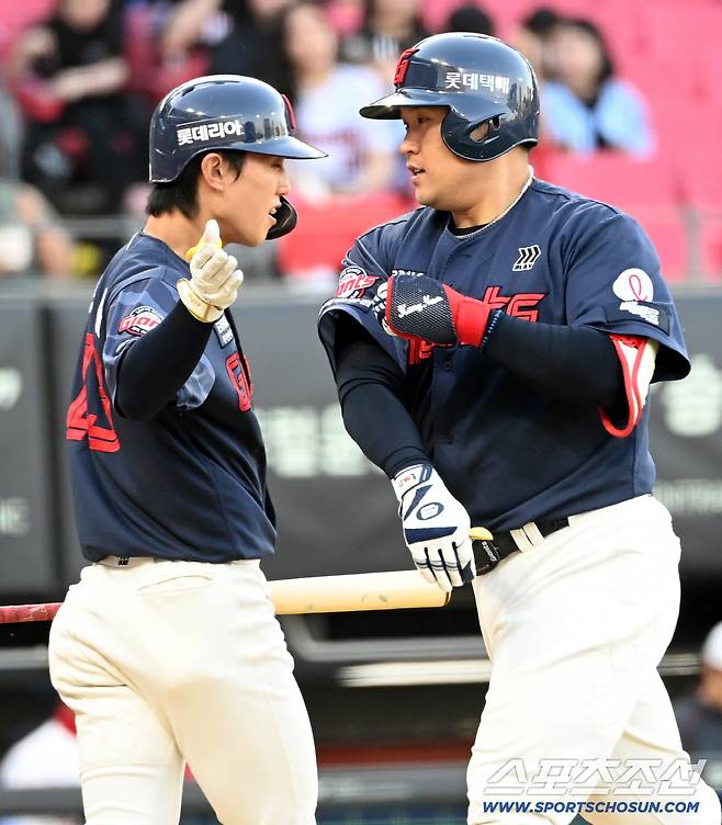 25일 광주KIA챔피언스필드에서 열린 롯데와 KIA의 경기. 4회초 유강남이 솔로홈런을 치고 전민재와 기쁨을 나누고 있다. 광주=허상욱 기자wook@sportschosun.com/2026.04.25/