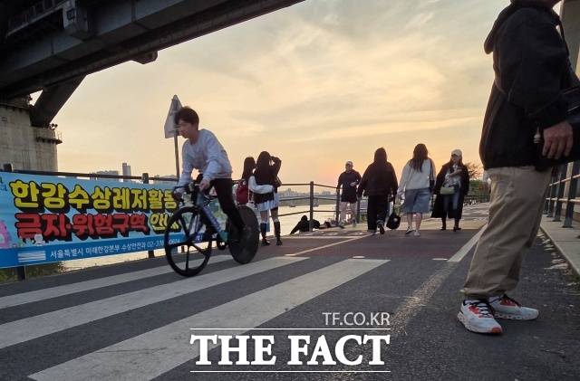 25일 서울시 미래한강본부에 따르면 지난 2021년부터 지난해까지 한강공원 내 자전거 사고는 총 528건 발생했다. 지난 23일 뚝섬한강공원 자전거도로에서 보행자와 자전거가 뒤엉켜 통행하고 있다. /안디모데 기자