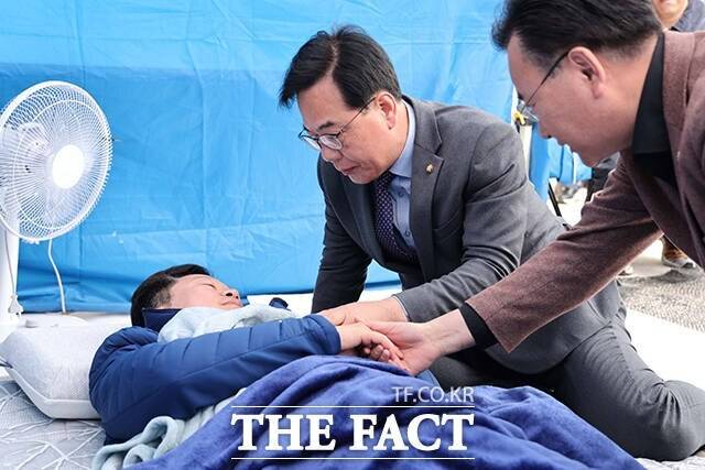송언석 국민의힘 원내대표가 지난 22일 국회 본청 앞에서 단식 농성을 이어가고 있는 안호영 더불어민주당 의원을 방문해 대화하고 있다. /배정한 기자