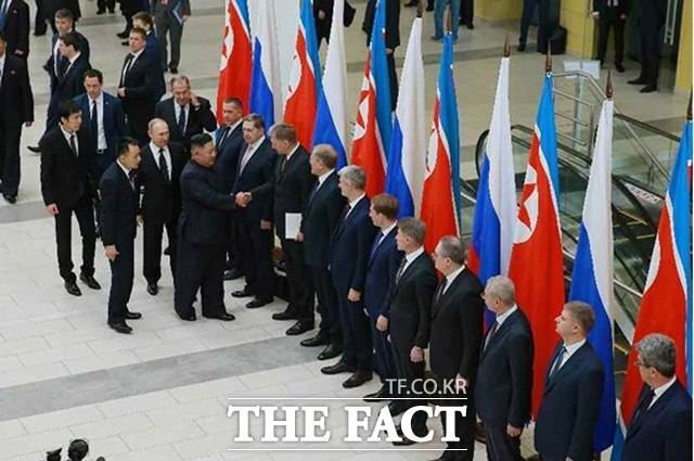 북한이 러시아와 원산갈마해안관광지구에 '조로(북러) 친선병원'을 착공하면서 양국 협력이 보건 분야까지 확대되고 있다. 사진은 2019년 4월 25일 김정은 국무위원장이 블라디미르 푸틴 러시아 대통령과 정상회담을 하기 위해 러시아 극동연방대학교를 방문한 모습. /뉴시스