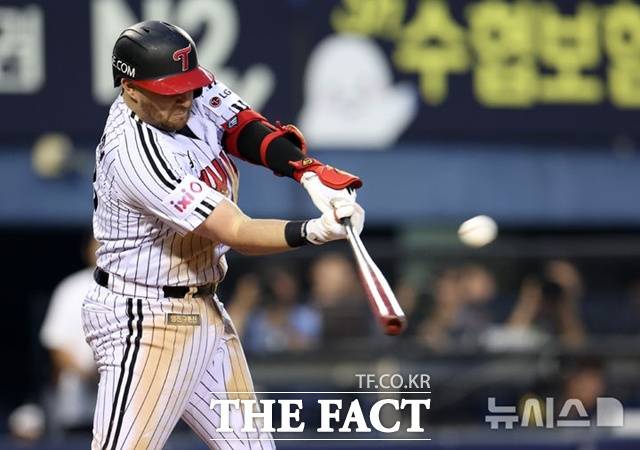 LG 트윈스의 믿음직한 외인 타자 오스틴 딘. 오스틴은 25일 두산 베어스전에서 5타수 4안타 4타점으로 맹활약하며 팀 승리를 이끌었다. /뉴시스