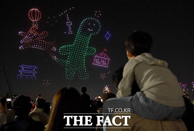 '2026 한강 불빛 공연(드론 라이트 쇼)'이 25일 오후 서울 광진구 뚝섬한강공원에서 열린 가운데 한 가족이 공연을 관람하고 있다. /박상민 기자