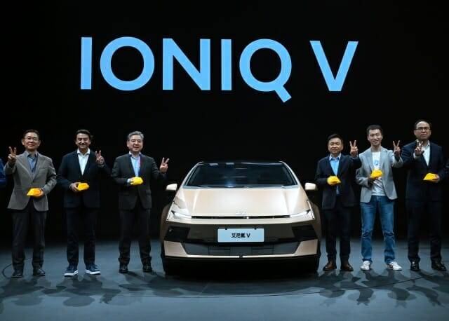 왼쪽부터 AVP China 현대디자인팀 원자리 치프 디자이너, 베이징현대 리펑강 총경리, 현대차 중국권역본부장 오익균 부사장, 현대차 호세 무뇨스 사장, 현대차그룹 장재훈 부회장, 베이징자동차그룹 장젠용 동사장, 모멘타 CEO 조쉬동, 베이징자동차그룹 창루이 총경리, 베이징자동차그룹 천 위 부총경리, 베이징현대 우저우타오 동사장, 베이징현대 리솽솽 상임부총경리 (사진=현대자동차)