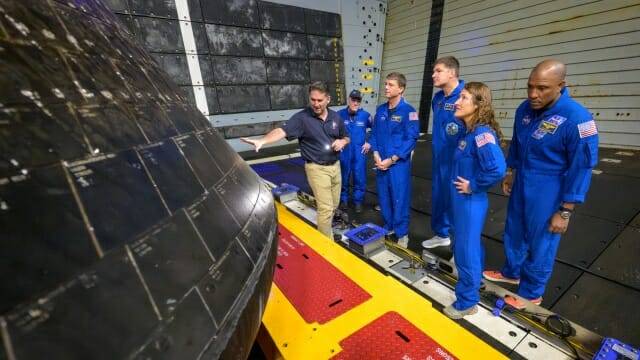 NASA의 오리온 우주선 통합 관리자 대행 루이스 사우세도(왼쪽)가 오리온 우주선 해상 착수 다음 날 아르테미스 2호 승무원들과 함께 오리온 우주선을 점검하고 있다. (이미지= NASA/빌 잉걸스)