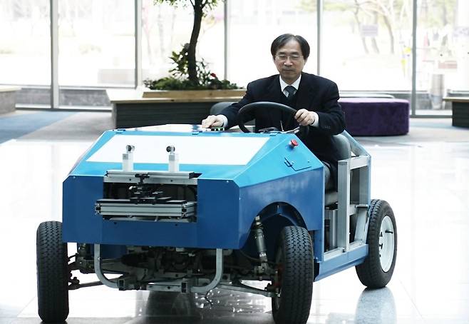 권인소 단장이 2008년 카이스트 교수 시절 제작한 자율주행카트에 탑승한 모습. /권인소 단장 제공
