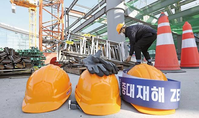 중대재해처벌법 시행 3년이 지났지만, 건설을 비롯한 여러 산업 현장에서 사망·부상자가 오히려 늘어난 것으로 나타났다. 실질적으로 산업 재해를 줄이는 것보다 사후 처벌에 중점을 둔 법의 한계를 지적하는 목소리가 나온다. 사진은 작업자의 안전모와 안전장갑 등이 놓여있는 인천의 한 건설 현장 모습. /오종찬 기자