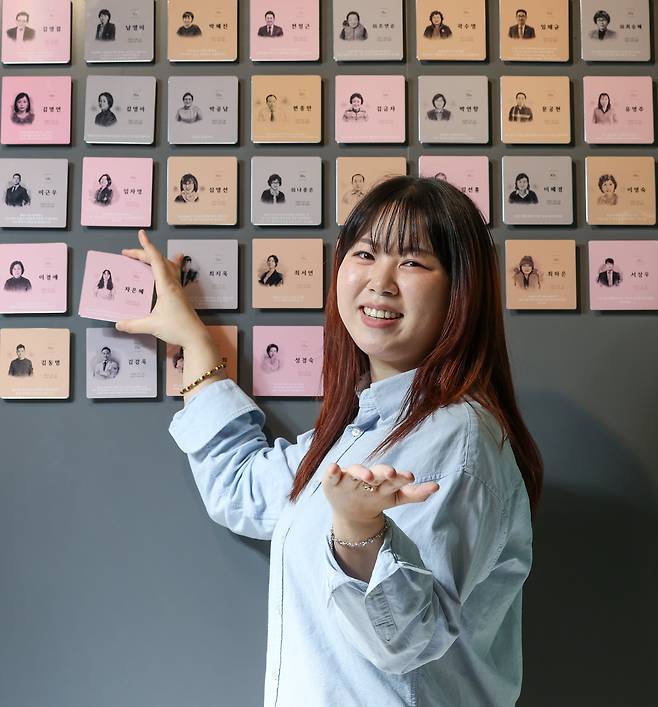 서울 강서구 기아대책 본사에서 차은혜씨가 자신의 이름표를 벽에 붙이고 있다. 기부자들을 기념하는 공간이다. 차씨는 자신의 생명보험금 1억원을 이 단체에 기부하기로 약정했다. /박성원 기자