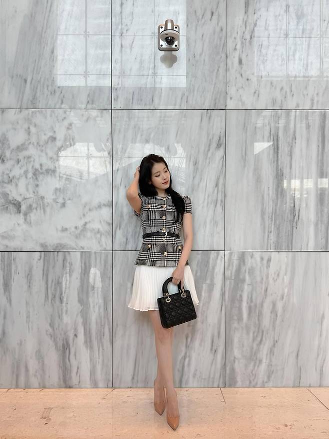 셀프 포트레이트 트위드 재킷과 쇼메 이어링, 레이디 디올 백. @dlwlrma