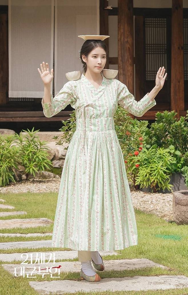 궁의 예법을 익힐 때 입은 플로랄 드레스는 차이킴의 철릭원피스. @mbcdrama_now