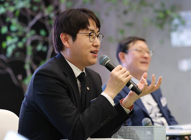 하정우 청와대 AI미래기획수석이 10일 서울 강남구 역삼동 GS타워에서 열린 AI혁신위원회 3차회의에 참석해 발언하고 있다.연합뉴스