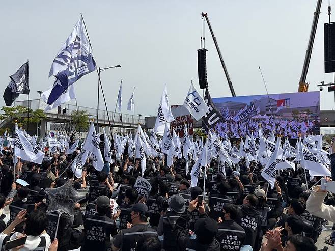 지난 23일 경기도 평택시 삼성전자 평택캠퍼스 앞에서 삼성전자 노동조합 공동투쟁본부의 '투명하게 바꾸고, 상한폐지 실현하자-4/23 투쟁 결의대회'가 열리고 있다.ⓒ데일리안 정인혁 기자