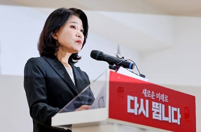 국민의힘 대구시장 경선에서 컷오프(공천 배제)된 이진숙 전 방송통신위원장이 25일 오전 대구 수성구 국민의힘 대구시당에서 6·3 지방선거 대구시장 불출마 뜻을 밝히고 있다. ⓒ뉴시스