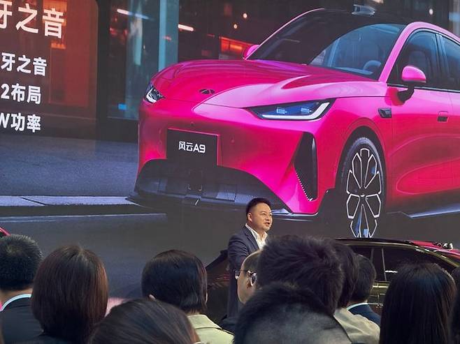 리수에용 체리자동차 마케팅·브랜드 총괄 부총경리가 ‘펑윈 A9' 차량에 대해 설명하고 있다. ⓒ데일리안 편은지 기자