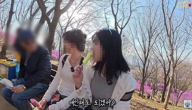 30대 여성들에게 성적 농담을 하는 노인. 등산 전문 유튜버 ‘산 속에 백만송희’ 영상 캡처