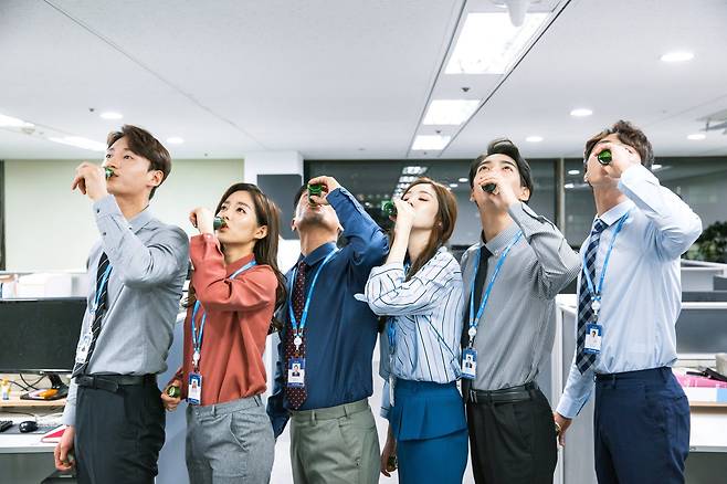 술은 덜 마시지만 숙취해소제 소비는 늘어나는 최근 현상은 2030세대가 주도하고 있다. MZ세대에게 숙취해소제 공유는 서로의 건강을 챙기는 술자리 에티켓으로 통한다. 게티이미지코리아