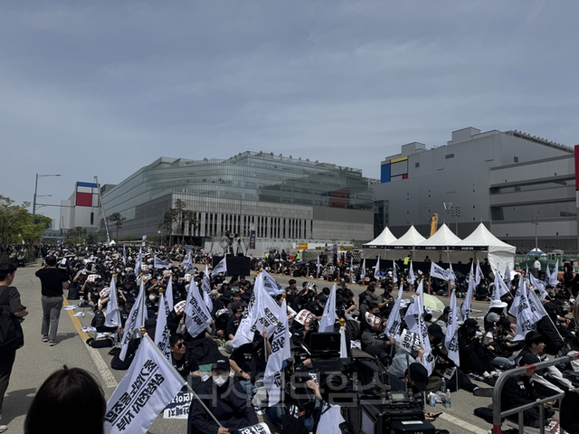 삼성전자 첫 과반노조 지위를 확보한 ‘삼성전자 초기업노조’ 노조원들이 지난 23일 삼성전자 평택사업장 앞에서 투쟁결의대회를 갖고 있다. 이상현 기자