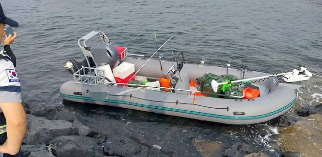 지난해 9월 제주로 밀입국한 중국인 6명이 타고 온 고무보트. 경찰은 이번 밀입국 당시 선박에 4명이 타고 있었고 이 가운데 2명만 제주에 내린 것으로 보고 선박 이동 경로와 공범 여부를 확인하고 있다. /사진=뉴스1
