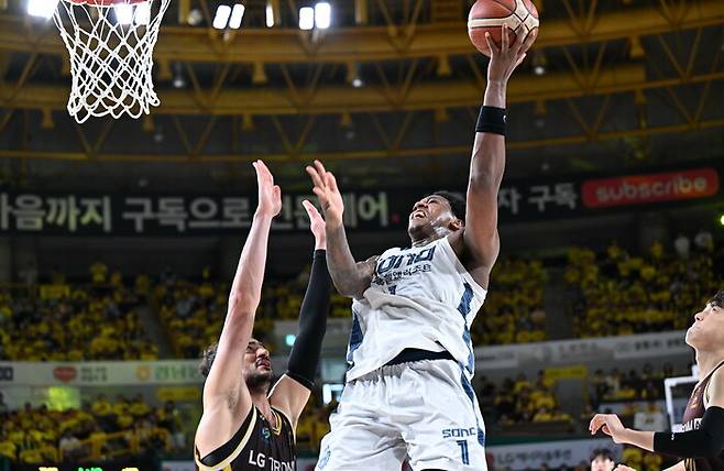 25일 창원에서 열린 2025~2026 남자프로농구 창원 엘지(LG)와 고양 소노의 4강 플레이오프(PO) 2차전에서 네이던 나이트(소노)가 슛을 시도하고 있다. 한국농구연맹 제공